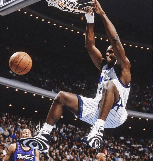 吉拉西多特生涯欧冠已打入15球，队史仅次于罗伊斯和莱万（欧冠为多特破门15次，吉拉西队史仅次罗伊斯与莱万）