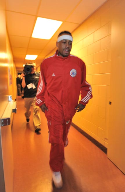 字母哥伤退，雄鹿完成18分大逆转，打赢东部第一活塞（字母哥受伤退赛，雄鹿上演18分翻盘好戏，力克东部榜首活塞）